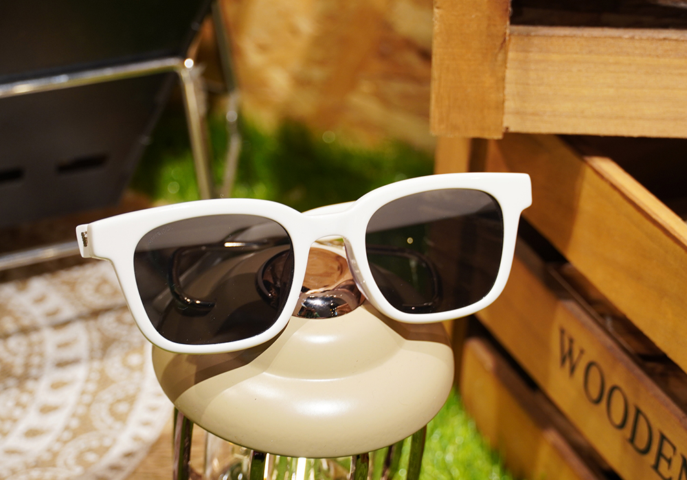 SUPER IDOL | 愜意節奏方框太陽眼鏡 | 香草白