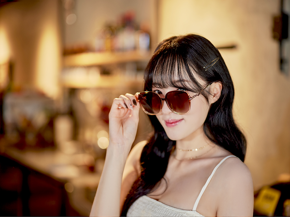 SUPER IDOL | 精緻小閃鑽大方框太陽眼鏡 | 漸層咖