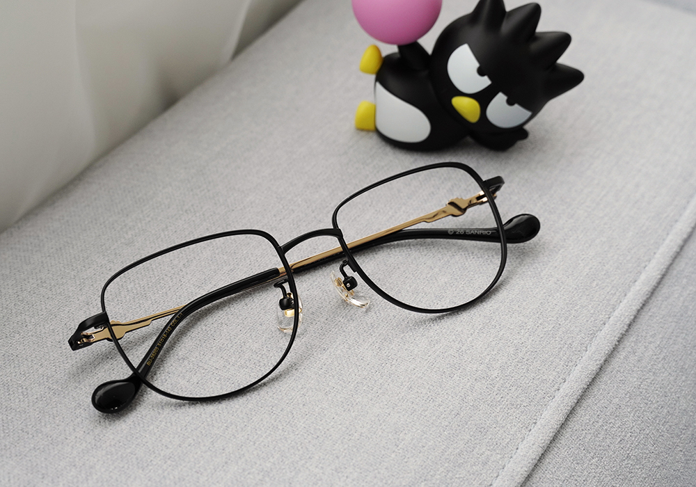 三麗鷗夢幻隊▪︎酷企鵝｜酷帥表情 多邊框眼鏡｜黑X金