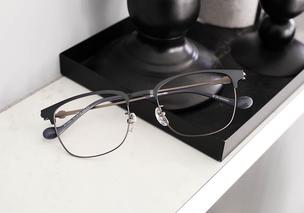 三麗鷗夢幻隊▪︎酷企鵝｜冷酷小招牌 眉框眼鏡｜夜幕灰