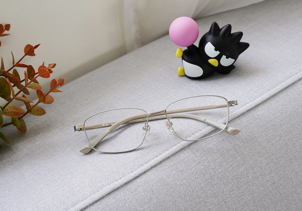 三麗鷗夢幻隊▪︎酷企鵝｜酷式放空 長方框眼鏡｜霧銀灰