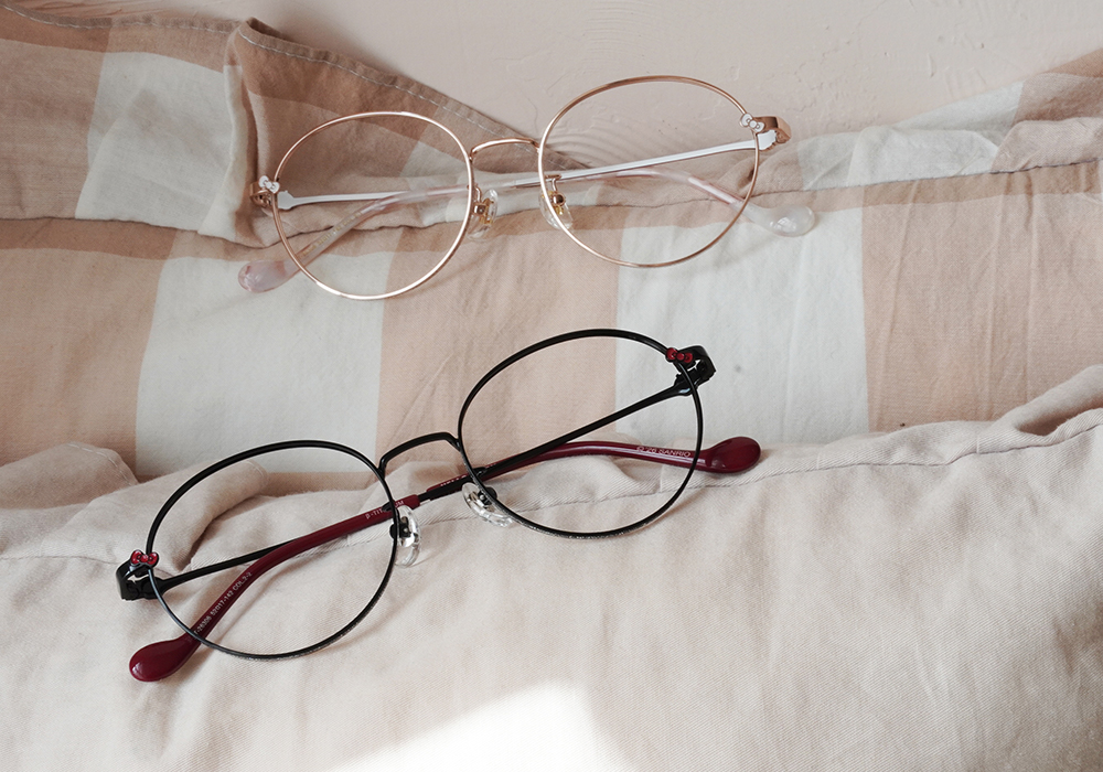 三麗鷗夢幻隊▪︎HELLO KITTY｜蝴蝶結粉光 圓框眼鏡｜黑搭紅