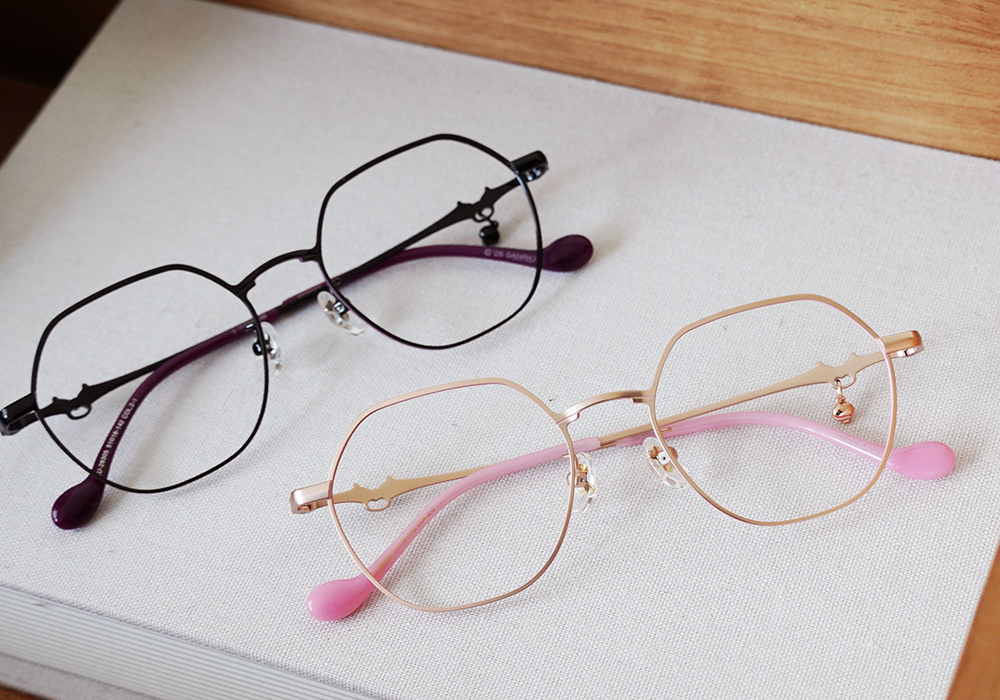 三麗鷗夢幻隊▪︎酷洛米｜黑甜系骷顱吊墜 梨圓框眼鏡｜嫩莓粉