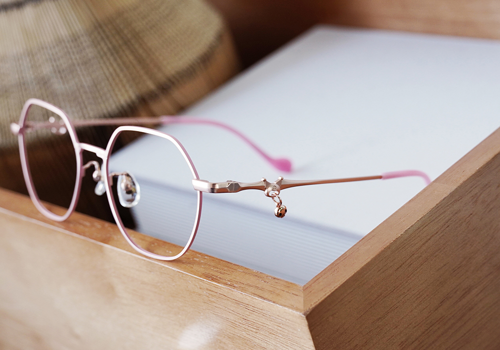 三麗鷗夢幻隊▪︎酷洛米｜黑甜系骷顱吊墜 梨圓框眼鏡｜嫩莓粉