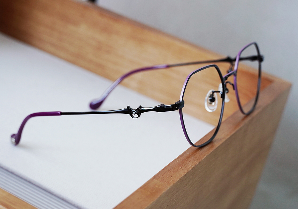 三麗鷗夢幻隊▪︎酷洛米｜黑甜系骷顱吊墜 梨圓框眼鏡｜俏皮黑X紫