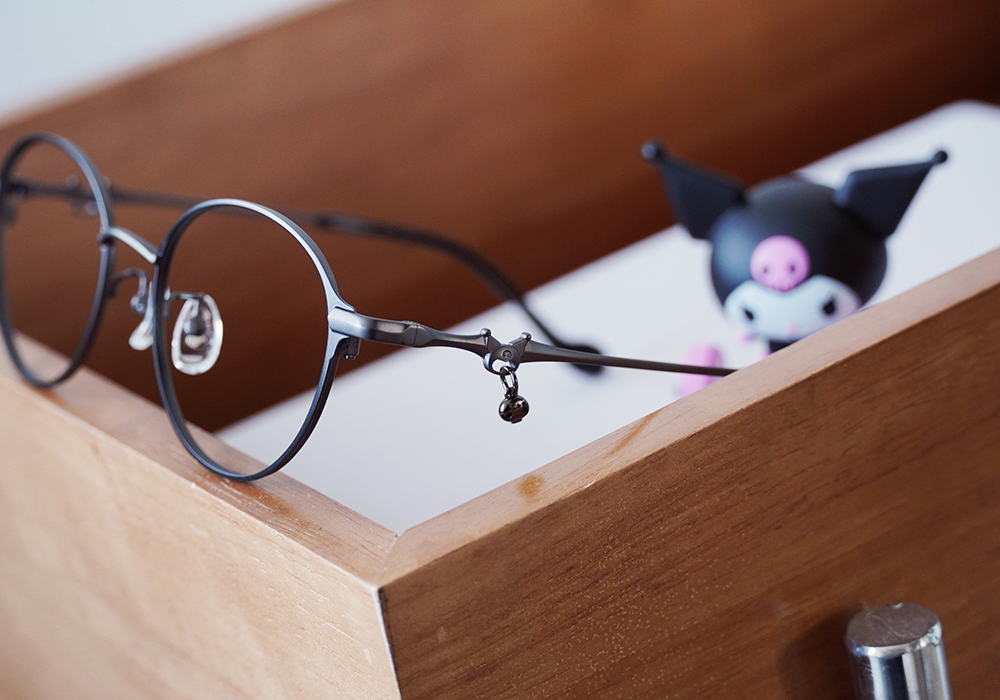 三麗鷗夢幻隊▪︎酷洛米｜闇夜骷顱吊墜 梨圓框眼鏡｜微光黑